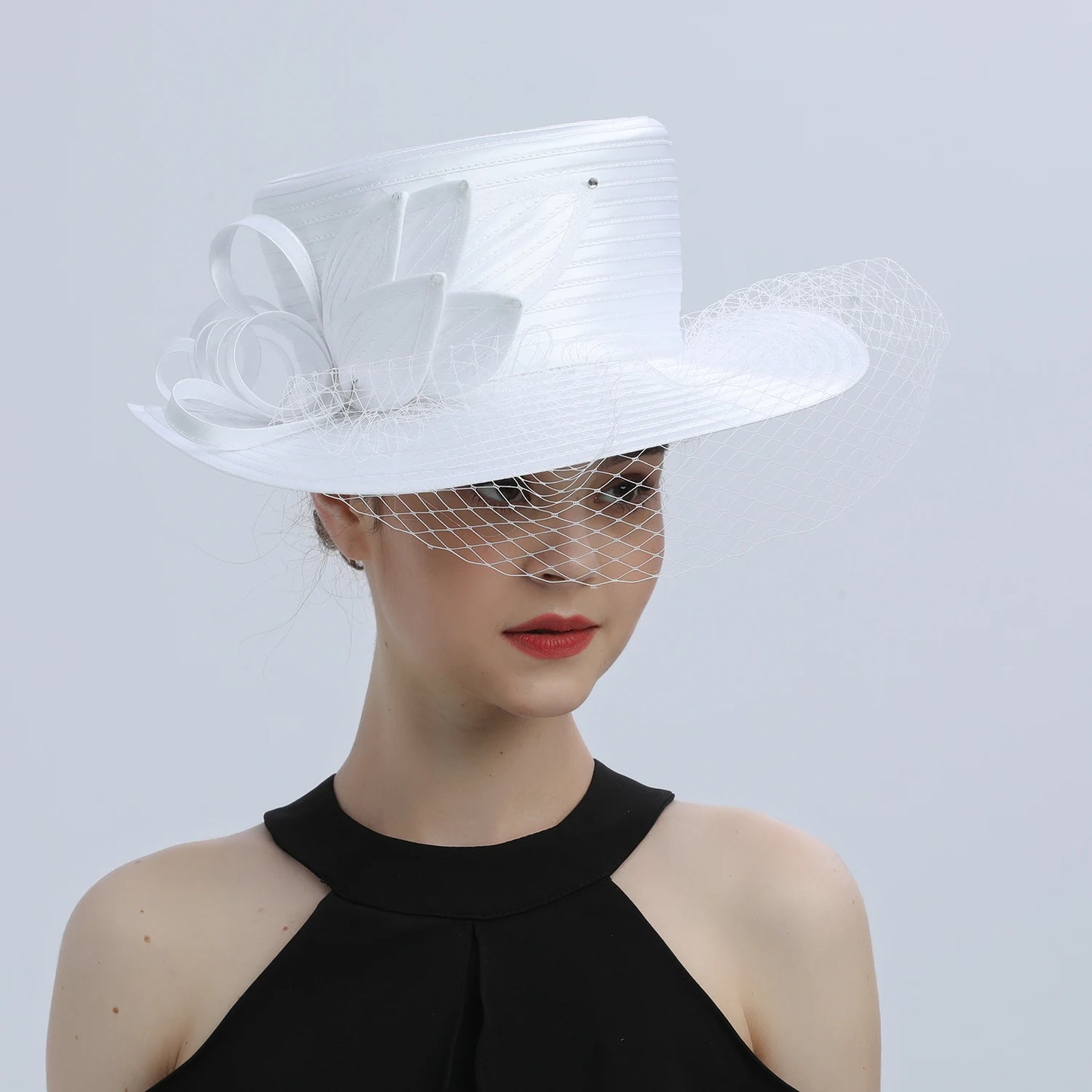 Deluxe White Church Hat – Elegant Satin Party & Banquet Hat with Chains & Flowers, Perfect for Formal Events & Photography